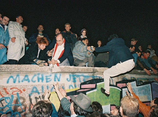 Auf der Panzermauer am Brandenburger Tor, 9./10. November 1989