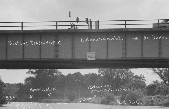 Hermann Döbler, erschossen auf dem Berliner Grenzgewässer: Aufnahme vom Teltowkanal nahe des Grenzübergangs Dreilinden mit Skizze zum Tatgeschehen, 15. Juni 1965 Hermann Döbler, erschossen auf dem Berliner Grenzgewässer: Aufnahme vom Teltowkanal nahe des Grenzübergangs Dreilinden mit Skizze zum Tatgeschehen, 15. Juni 1965