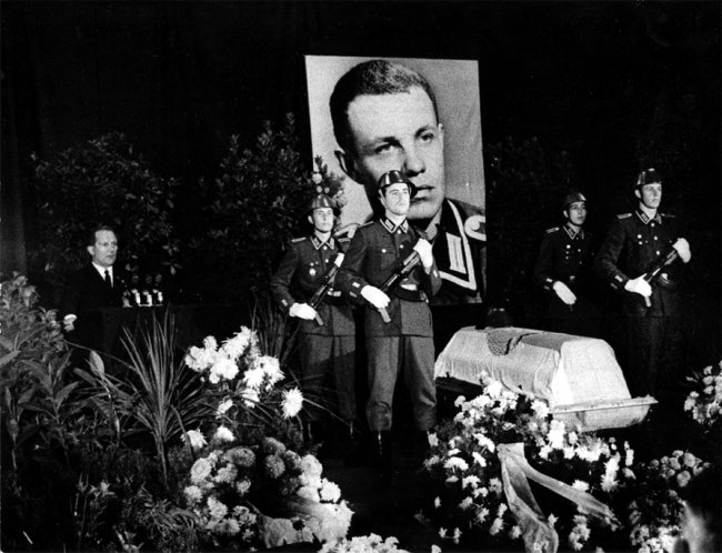 Egon Schultz, erschossen an der Berliner Mauer: Beisetzung in Rostock, Aufnahme: 10. Oktober 1964 Egon Schultz, erschossen an der Berliner Mauer: Beisetzung in Rostock, Aufnahme: 10. Oktober 1964