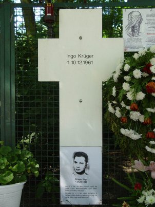 Memorial cross for Ingo Krüger at the Berlin Reichstag building, photo 2005