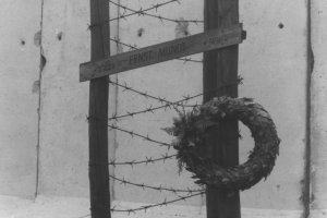Commemorative cross in Bernauer Strasse for Ernst Mundt, shot dead in 1962 (taken 7 July 1980)