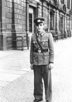 Walter Hayn, shot dead at the Berlin Wall: Wearing an East German police uniform (photo: ca. 1959)