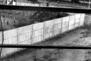 Gerald Thiem, shot dead at the Berlin Wall: MfS photo of border strip in Berlin-Treptow with a view over the Wall to Berlin-Neukölln [Aug. 7, 1970]