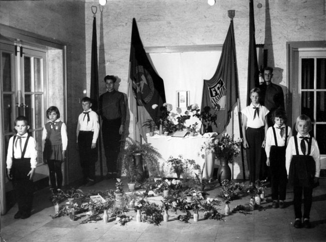 Egon Schultz, shot dead at the Berlin Wall: Guard of honor at the Egon Schultz School in Rostock (photo: Oct. 10, 1964) Egon Schultz, shot dead at the Berlin Wall: Guard of honor at the Egon Schultz School in Rostock (photo: Oct. 10, 1964)