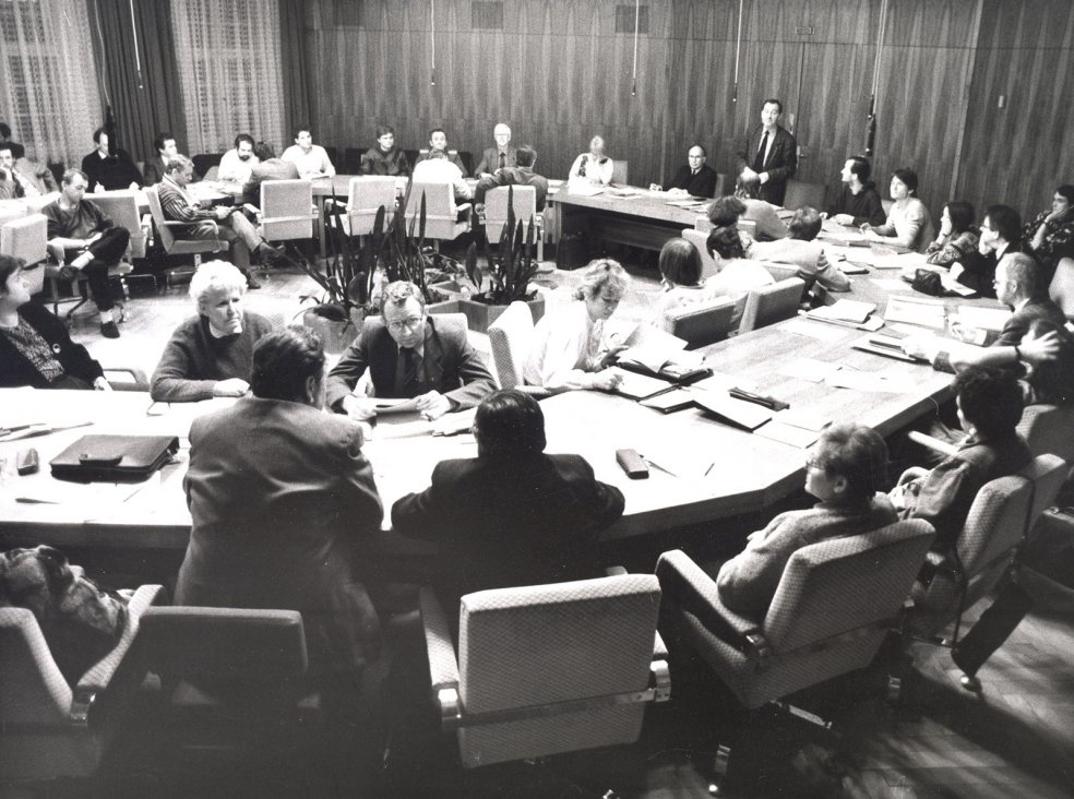 Round Table, Leipzig: the acting council chairman, Superintendent Friedrich Magirius, talks about the desperate economic situation. The dissolution of the State Security organisation is also discussed, 18 January 1990