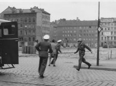 &bdquo;Sprung in die Freiheit&ldquo;, Bernauer Stra&szlig;e, 15. August 1961: Der DDR-Grenzpolizist Conrad Schumann rennt nach seinem Sprung zu einem Streifenwagen der West-Berliner Polizei. Zwei Beamte bergen seine Waffe