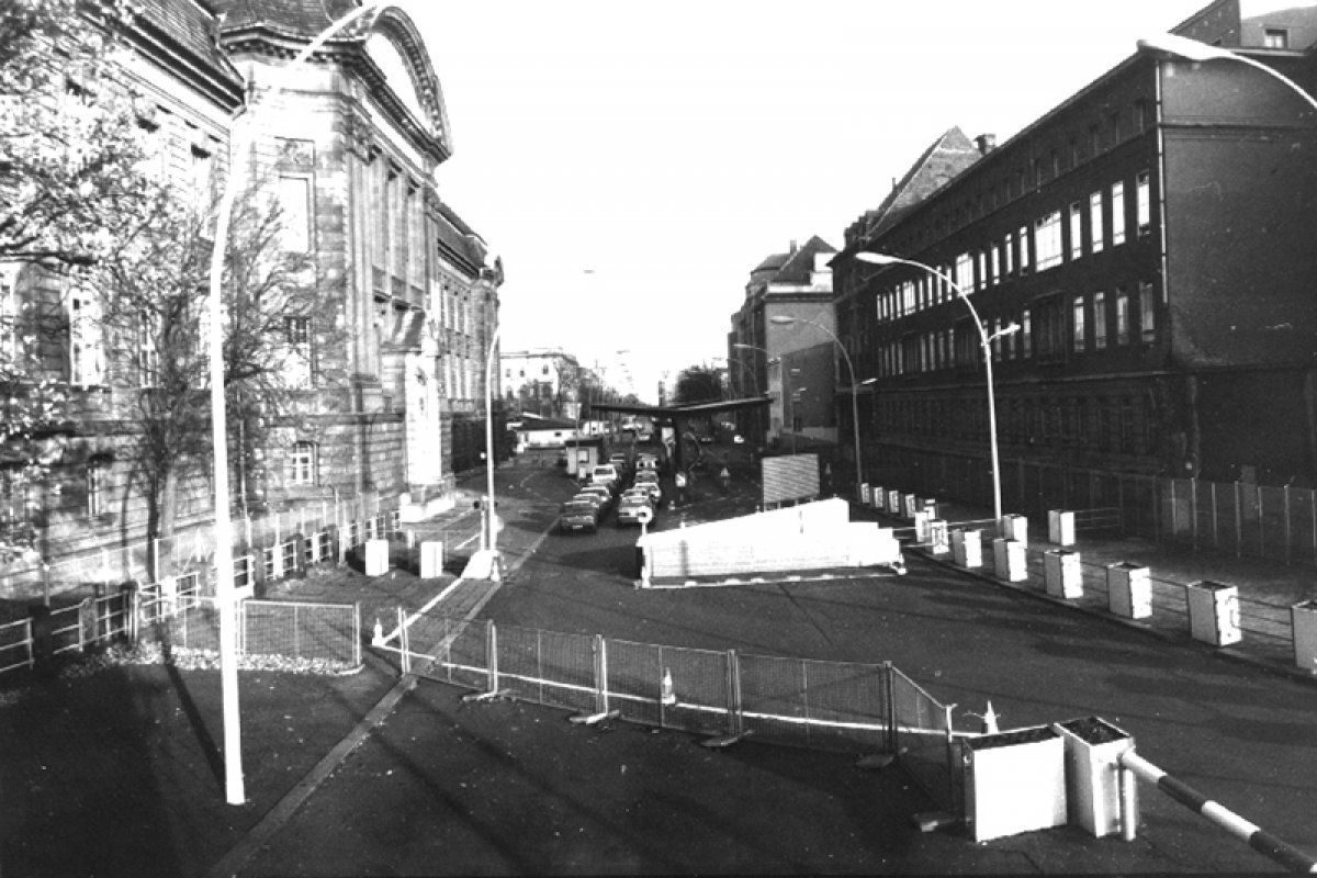 Blick auf den Grenzübergang Invalidenstraße (Richtung Osten) Blick auf den Grenzübergang Invalidenstraße (Richtung Osten)