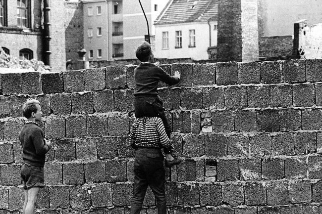 Kinder versuchen in der Liesenstra&szlig;e in Berlin-Wedding, einen Blick nach Ost-Berlin zu werfen, 23. August 1961