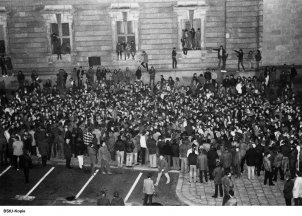 Viele Lindenberg-Fans warten vor dem Bühneneingang, da sie nicht in das Konzert gekommen sind; Aufnahme 25. Oktober 1983