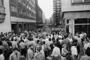 Leipzig am 18. September 1989: Menschen vor der Kette der Volkspolizei