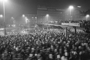 Leipzig am 25. September 1989: Demonstrationszug dreht auf dem Tröndlinring um und läuft zurück zum Hauptbahnhof.