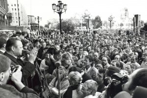 Vor dem Roten Rathaus und in der Kongreßhalle beginnen im Stadtzentrum "Sonntagsgespräche" unter dem Motto "Offene Türen - offene Worte". Günther Schabowski, 1. Sekretär der SED-Bezirksleitung, diskutiert mit den Demonstranten, Oktober 1989.