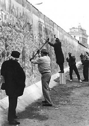Mauerspechte an der Grenzmauer in der Ebertstraße zwischen Reichstagsgebäude und Brandenburger Tor, Januar 1990
