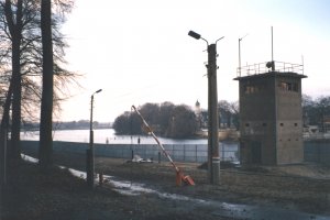 Verwaiste Führungsstelle der Grenztruppen am Schloßpark Potsdam-Babelsberg, Januar 1990