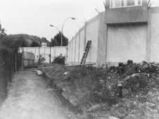 Einstieg in das Kontrollterritorium mithilfe einer Leiter: Gelungene Flucht &uuml;ber den Grenz&uuml;bergang Bornholmer Stra&szlig;e, 2. September 1986