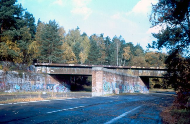 Brücke des ‚Stahnsdorfer Dammes’ über die ehemalige Autobahn bei Dreilinden Anfang der 90er Jahre Brücke des ‚Stahnsdorfer Dammes’ über die ehemalige Autobahn bei Dreilinden Anfang der 90er Jahre