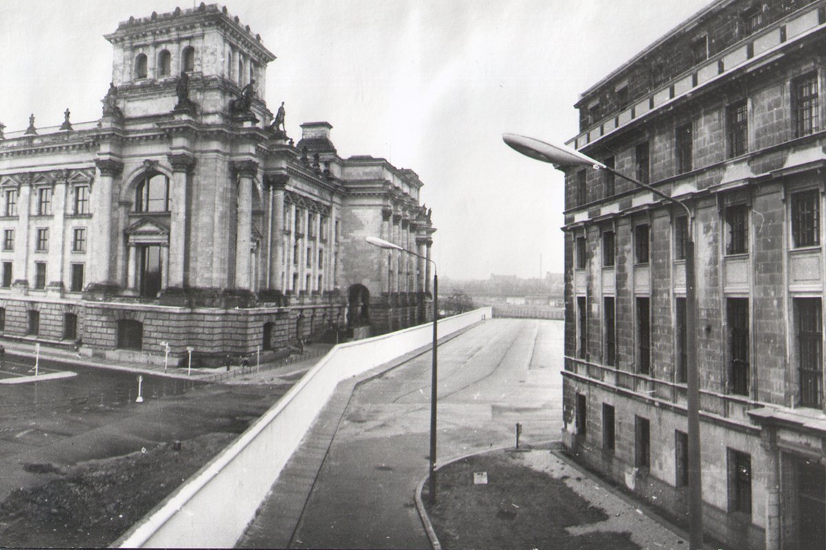 Am Reichstagsgebäude, Ostseite, Blick vom Süden Am Reichstagsgebäude, Ostseite, Blick vom Süden