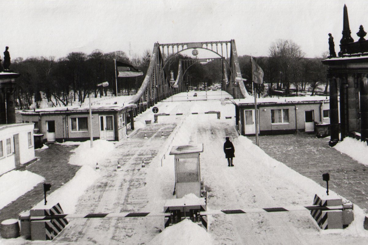 Glienicker Brücke, Potsdam Grenzübergang Glienicker Brücke, Blick von der Potsdamer Seite in Richtung Berlin-Zehlendorf