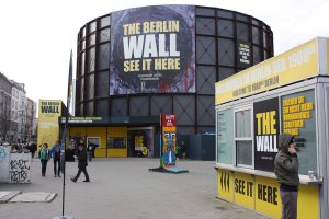 "Erleben Sie ein nicht mehr vorhandenes Stadtbild Berlins": Das Assisi-Panorama "The Berlin Wall" am Checkpoint Charlie; Aufnahme 2016