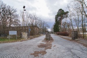 Zufahrt zum DDR-Grenzregiment 34 in Groß Glienicke (ehem. Rosa-Luxemburg-Kaserne); Aufnahme 2015
