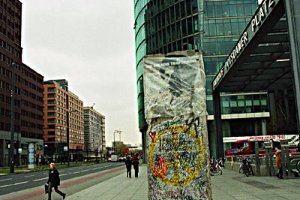 Mauersegment zur Markierung des früheren Grenzverlaufs am Potsdamer Platz in Berlin