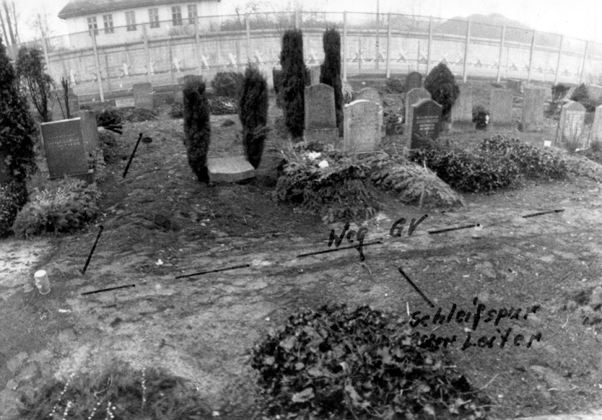 Horst Einsiedel, erschossen an der Berliner Mauer: MfS-Foto vom Fluchtweg nahe der Grenzmauer auf dem Städtischen Friedhof Pankow, 15. März 1973 Horst Einsiedel, erschossen an der Berliner Mauer: MfS-Foto vom Fluchtweg nahe der Grenzmauer auf dem Städtischen Friedhof Pankow, 15. März 1973