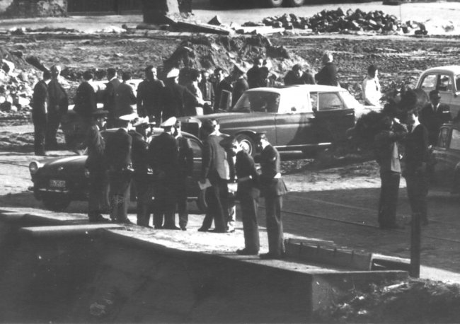 Paul Stretz, erschossen im Berliner Grenzgewässer: Aufnahme der DDR-Grenztruppen - West-Berliner Polizisten, Feuerwehr, Zoll und britische Militärpolizei am West-Berliner Ufer des Spandauer Schiffahrtskanals, 29. April 1966 Paul Stretz, erschossen im Berliner Grenzgewässer: Aufnahme der DDR-Grenztruppen - West-Berliner Polizisten, Feuerwehr, Zoll und britische Militärpolizei am West-Berliner Ufer des Spandauer Schiffahrtskanals, 29. April 1966