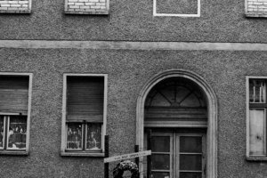 Rudolf Urban, abgestürzt aus einem Grenzhaus an der Berliner Mauer und an den Folgen gestorben: Mahnmal in der Bernauer Straße (Aufnahme 1962)