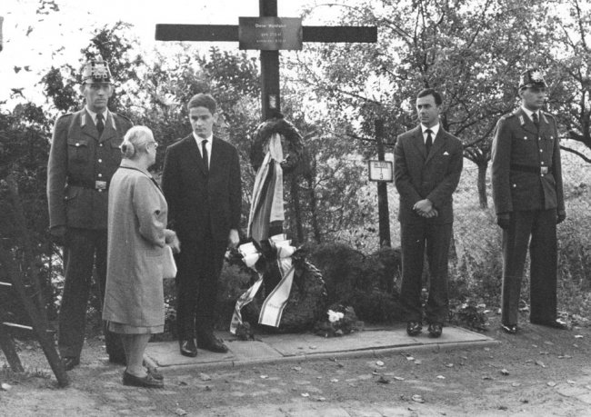 Dieter Wohlfahrt, erschossen an der Berliner Mauer: Kranzniederlegung am Gedenkkreuz für Dieter Wohlfahrt, 13. August 1963 Dieter Wohlfahrt, erschossen an der Berliner Mauer: Kranzniederlegung am Gedenkkreuz für Dieter Wohlfahrt, 13. August 1963