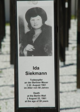 Ida Siekmann, fatally injured at the Berlin Wall: Memorial cross at Checkpoint Charlie (photo: 2005)