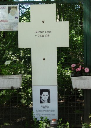 Günter Litfin, shot dead in the Berlin border waters: Memorial cross for Günter Litfin at the Reichstag building in Berlin, 2005