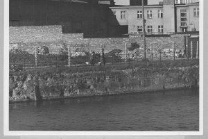 Axel Hannemann, shot dead in the Berlin border waters: West Berlin police crime site photo, probably of Stasi observers on the East Berlin side of the Spree in Berlin-Mitte [June 5, 1962]