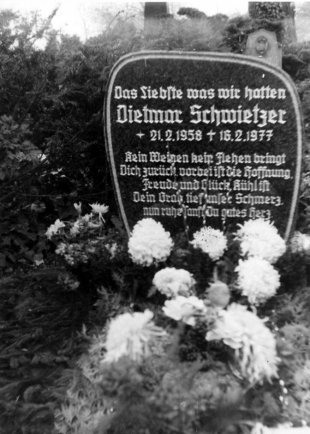 Dietmar Schwietzer, shot dead at the Berlin Wall: Gravestone at the Neustädter Cemetery in Magdeburg (date of photo not known)