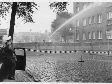 Gescheiterte Flucht in Treptow, 13. September 1961: Ost-Berliner Grenzpolizisten setzen seinen Wasserwerfer ein.