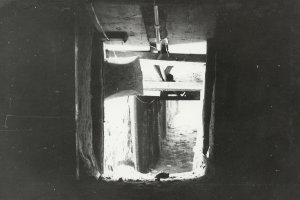Seitenwände, Decke und Boden des Tunnels sind mit Holzbalken und Brettern verstrebt, an der Decke sorgt eine Rohrleitung für die Zufuhr von frischer Luft: Gescheiterte Tunnel- und Ballonflucht von Sigridshorst (Teltow) nach West-Berlin, 22. April 1982