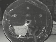 Vier Fl&uuml;chtlinge fanden im Inneren der Rolle bequem Platz: Flucht aus der DDR in einer Kabelrolle, Januar 1965