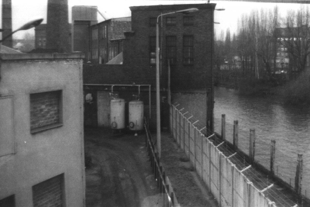 Sperranlagen in Treptow am Flutgraben und an der Spree (früher Betriebshof der Ost-Berliner Verkehrsbetriebe, heute Arena Badeschiff) Sperranlagen in Treptow am Flutgraben und an der Spree (früher Betriebshof der Ost-Berliner Verkehrsbetriebe, heute Arena Badeschiff)