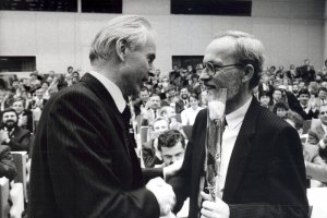 Lothar de Maizière nimmt die Glückwünsche seines Amtsvorgängers Hans Modrow zur Wahl als Vorsitzender des DDR-Ministerrates entgegen, 12. April 1990.
