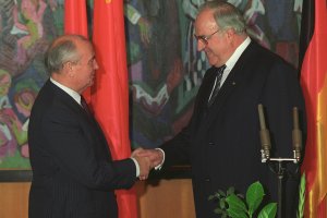 Michail Gorbatschow und Helmut Kohl: Im Oktober 1990 schließen die Bundesregierung und die Regierung der Sowjetunion ein Abkommen