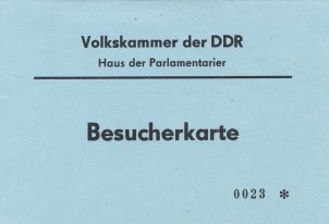 Die erste freigewählte DDR-Volkskammer kommt am 28. September 1990 zu ihrer letzten Tagung zusammen - nicht nur die Besucher geben ihre Karte danach ab.