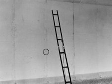 Einschussstelle einer aus 390 Meter Entfernung abgefeuerten Kalaschnikow-Kugel unmittelbar neben der Leiter: Gelungene Flucht mit einer Leiter von Berlin-Mitte nach Berlin-Wedding, 19. November 1986