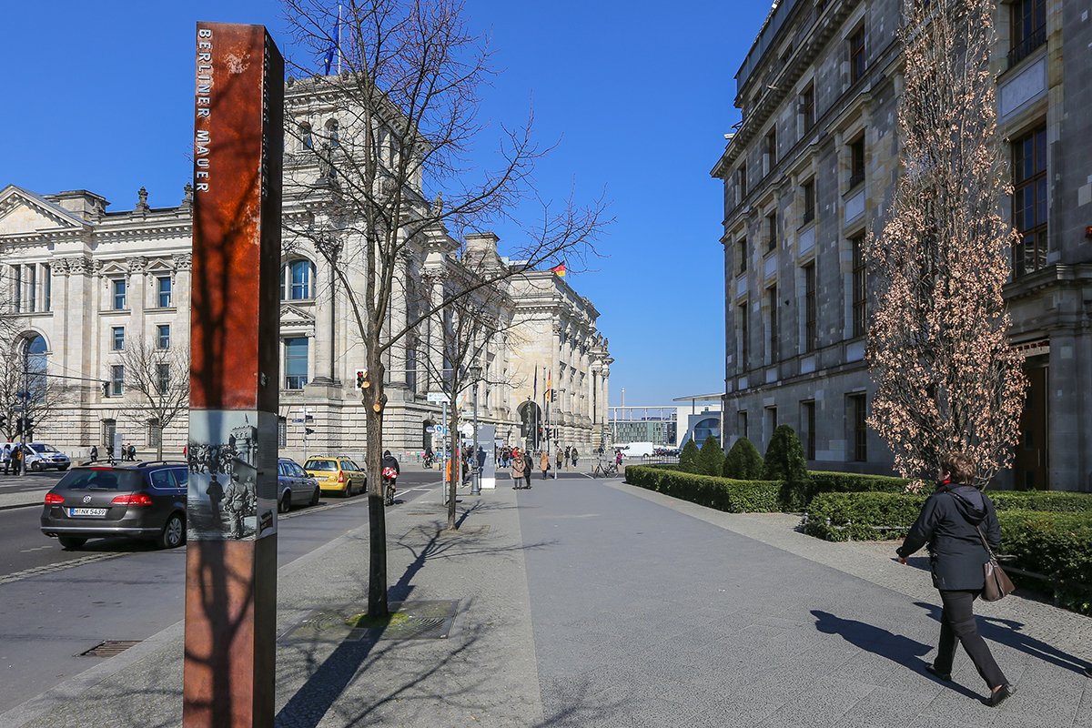 Am Reichstagsgebäude, Ostseite, Blick vom Süden Am Reichstagsgebäude, Ostseite, Blick vom Süden