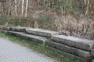 Betonplatten der 3. Generation der Mauer als Sperrmaterial auf dem Kolonnenweg der DDR-Grenztruppen zwischen Mahlow-Waldblick und Berlin-Lichtenrade (2); Aufnahme 2015