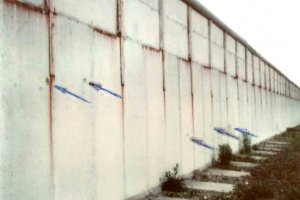 Lothar Fritz Freie, angeschossen an der Berliner Mauer und an den Folgen gestorben: MfS-Foto von durch Schüsse verursachten Absprengungen an der Mauer