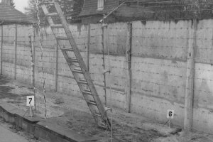 Marienetta Jirkowsky, erschossen an der Berliner Mauer: Nahaufnahme der Fluchtleiter am Signalzaun im Todesstreifen zwischen Hohen Neuendorf und Berlin-Reinickendorf, MfS-Foto, 22. November 1980