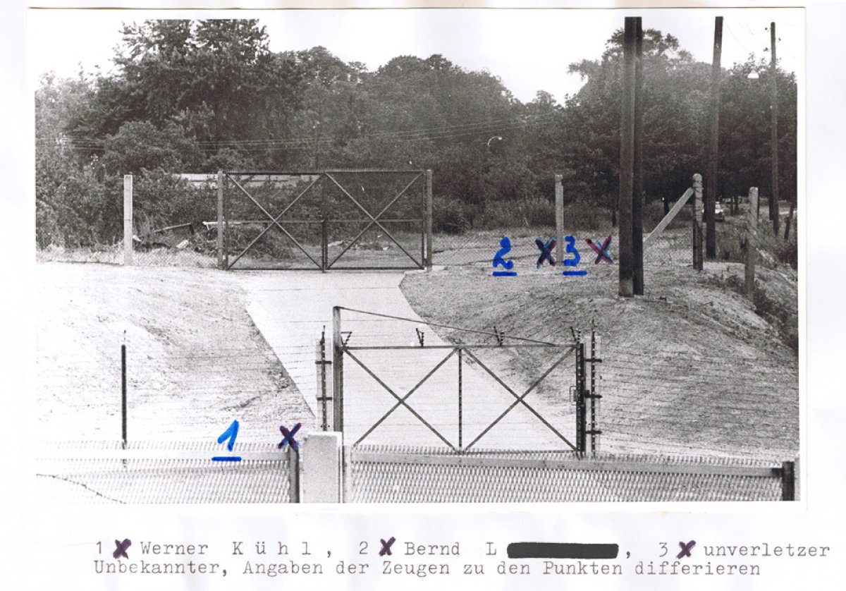 Werner Kühl, erschossen an der Berliner Mauer: Tatortfoto der West-Berliner Polizei, 24. Juli 1971 Werner Kühl, erschossen an der Berliner Mauer: Tatortfoto der West-Berliner Polizei, 24. Juli 1971
