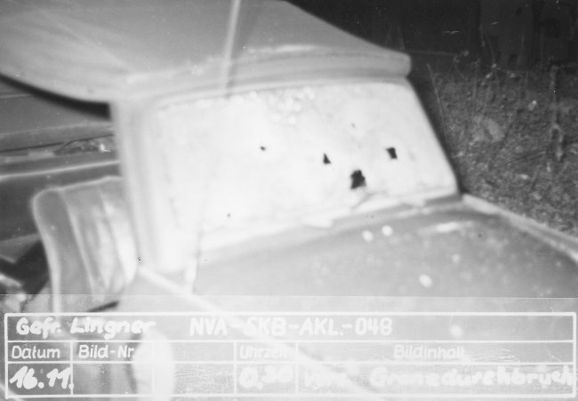 Rolf Henniger, erschossen an der Berliner Mauer: Tödliche Schüsse durch die Frontscheibe des von ihm gelenkten Fahrzeugs, 15. November 1968 Rolf Henniger, erschossen an der Berliner Mauer: Tödliche Schüsse durch die Frontscheibe des von ihm gelenkten Fahrzeugs, 15. November 1968