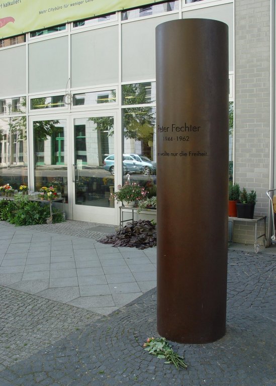 Peter Fechter, erschossen an der Berliner Mauer: Gedenksäule für Peter Fechter in der Zimmerstraße in Berlin, Aufnahme 2005 Peter Fechter, erschossen an der Berliner Mauer: Gedenksäule für Peter Fechter in der Zimmerstraße in Berlin, Aufnahme 2005