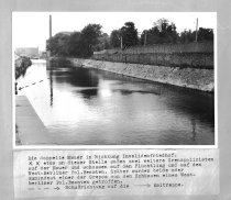 Peter Göring, erschossen an der Berliner Mauer: Tatortfoto der West-Berliner Polizei mit gekennzeichneter Position der Ost-Berliner Grenzpolizei am Spandauer Schifffahrtskanal nahe der Sandkrugbrücke, 23. Mai 1962