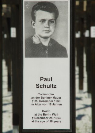 Paul Schultz, shot dead at the Berlin Wall: Memorial cross at Checkpoint Charlie (photo: June 18, 2005)